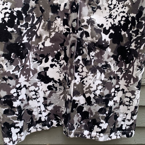 Short Sleeve V-neck Button Up Top by D & Co.  Size Medium. - Picture 2 of 8